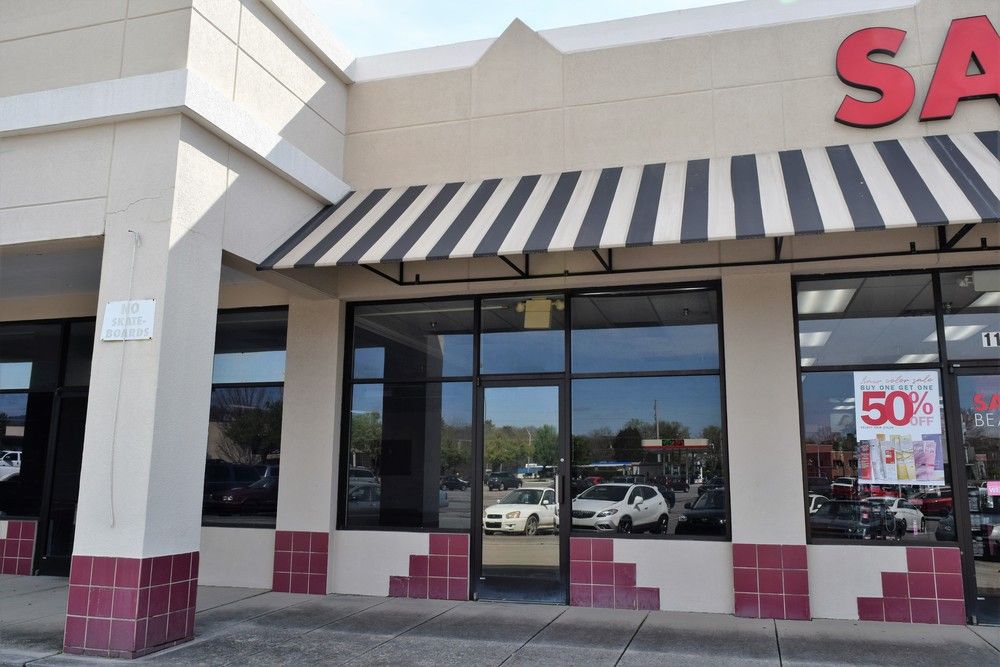 Manhattan Place Shopping Center: 1175 Oak Ridge Turnpike, Oak Ridge, TN 37830